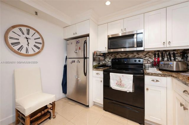 2 of 30 - 1621 Collins Avenue #302, Miami Beach, FL