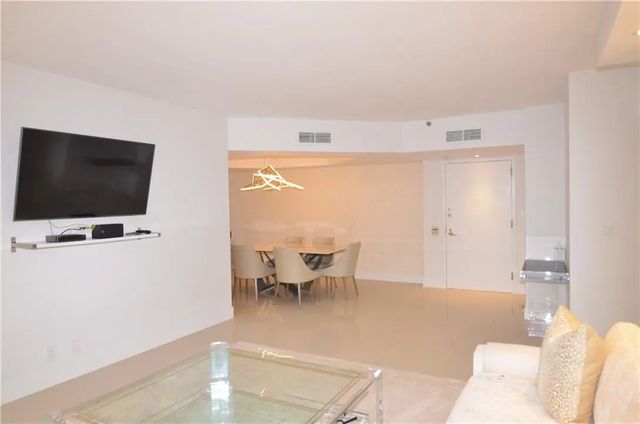4 of 39 - 19355 Turnberry Way #7-l, Aventura, FL