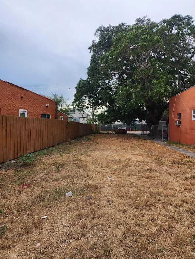 2 of 10 - 407 N H Street, Lake Worth Beach, FL