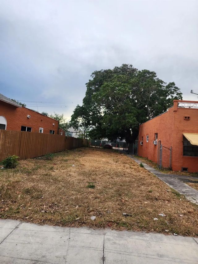 3 of 10 - 407 N H Street, Lake Worth Beach, FL