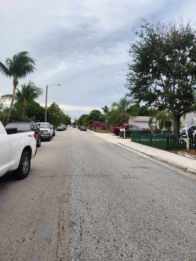 4 of 10 - 407 N H Street, Lake Worth Beach, FL