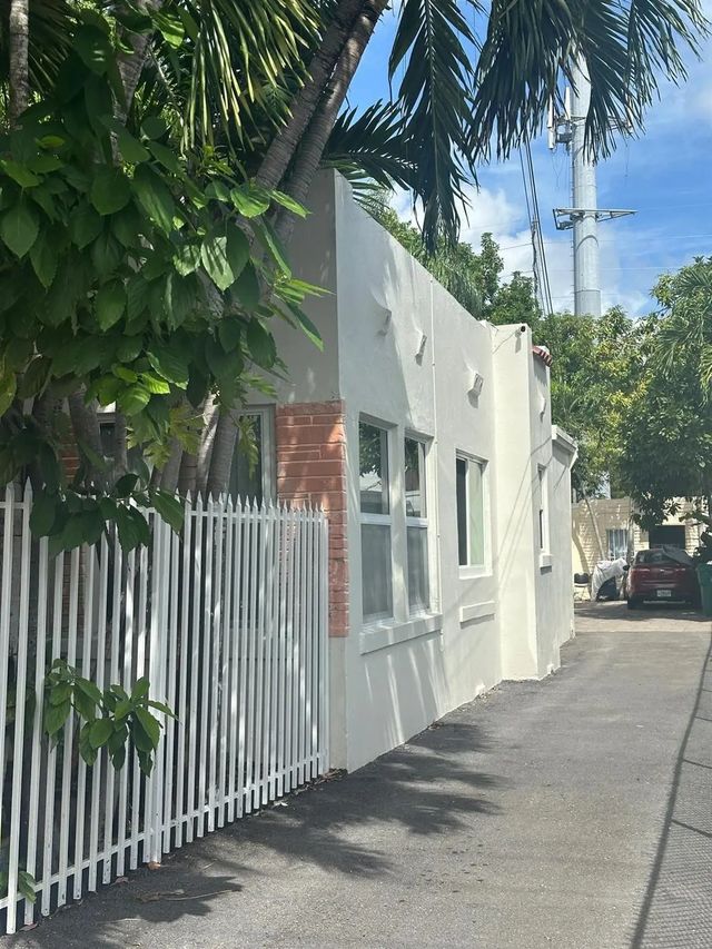 4 of 8 - 675 Nw 34th Street, Miami, FL