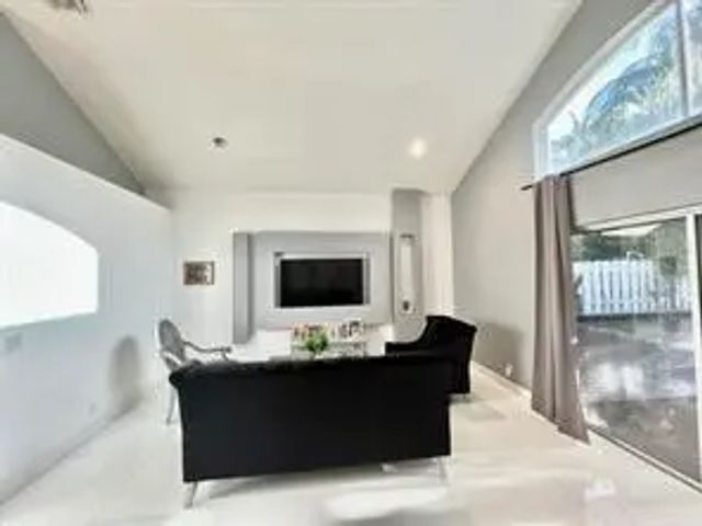 5 of 6 - 4972 Sw 35th Terrace, Fort Lauderdale, FL