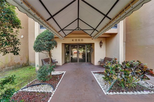 4060 N Hills Drive #32, Hollywood
