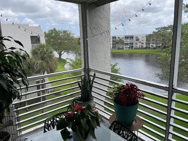 9330 Lagoon Place #406, Davie