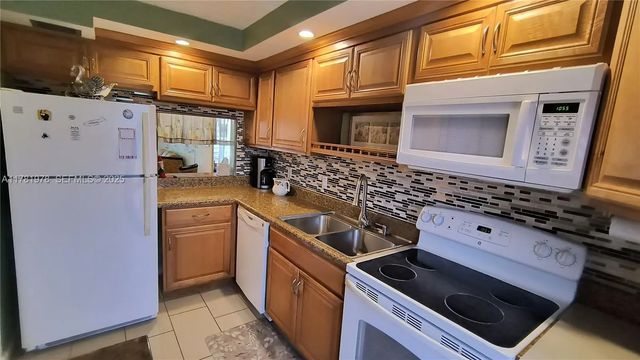 2 of 32 - 4500 N Federal Highway #352f, Lighthouse Point, FL