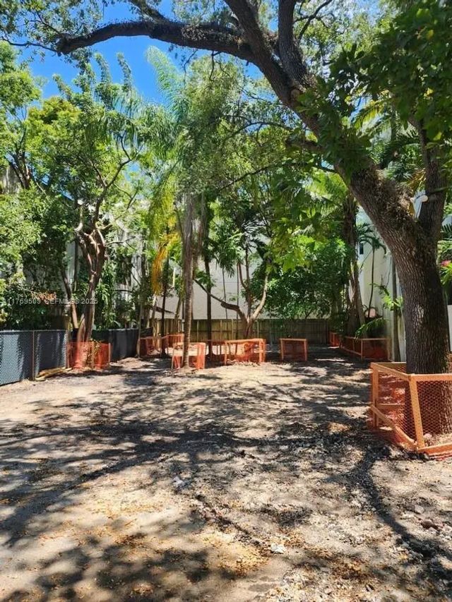 2 of 7 - 2940 Oak Avenue, Miami, FL
