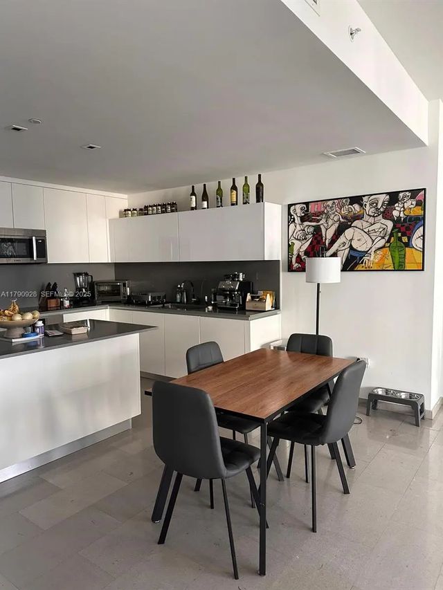 2 of 11 - 88 Sw 7th Street #810, Miami, FL