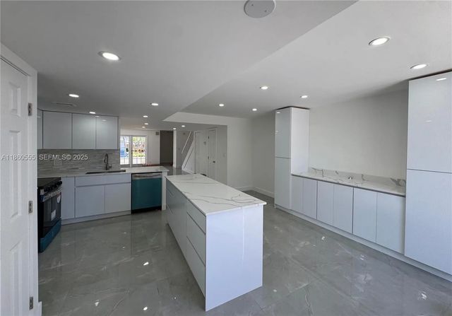 4 of 37 - 2318 Ne 7th Street #34, Hallandale Beach, FL