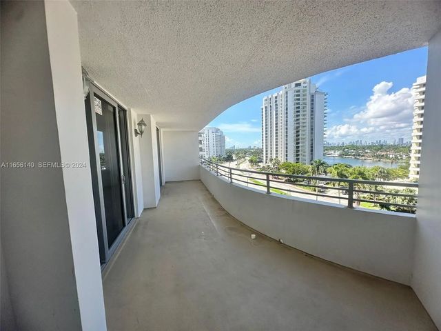 4 of 27 - 5555 Collins Avenue #8z, Miami Beach, FL
