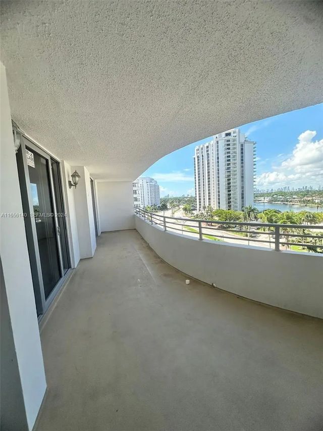 5 of 27 - 5555 Collins Avenue #8z, Miami Beach, FL