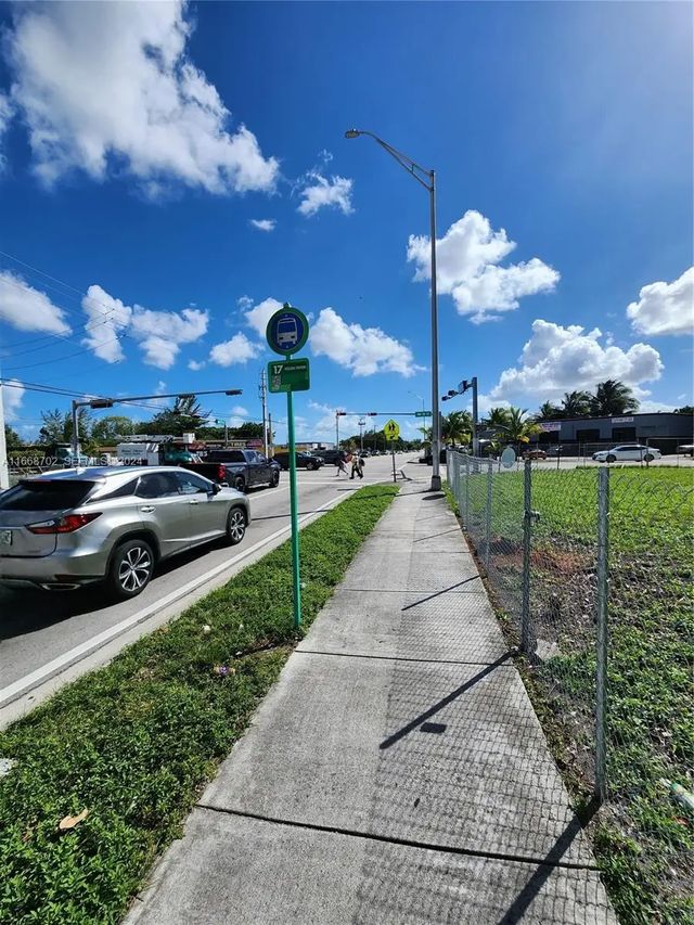 11110/20 Nw 17th Avenue, Miami