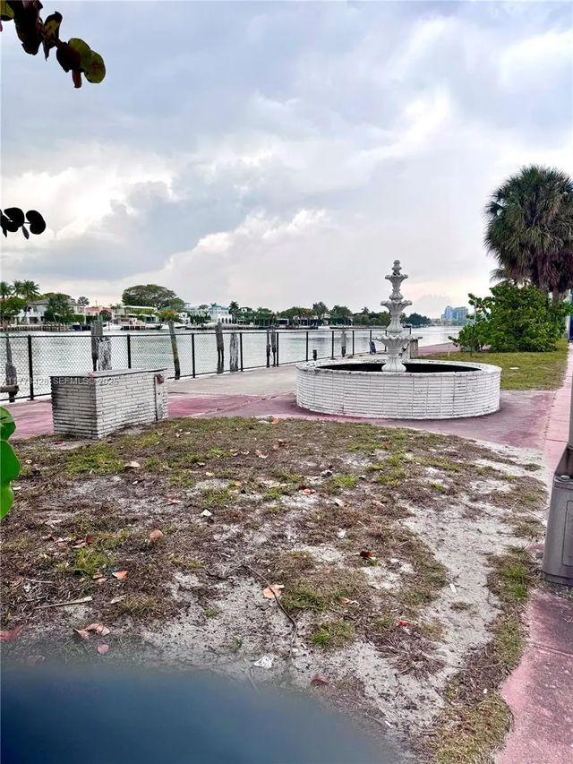 5255 Collins Avenue E, Miami Beach