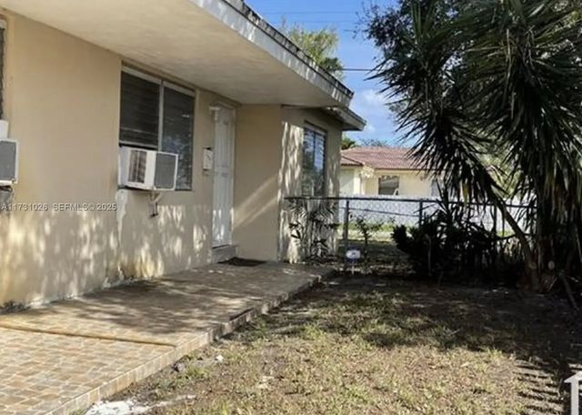 2 of 4 - 409 Sw 4th Terrace, Hallandale Beach, FL