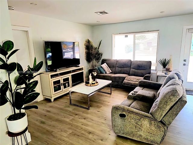 5 of 37 - 1430 Ne 53rd Court, Fort Lauderdale, FL