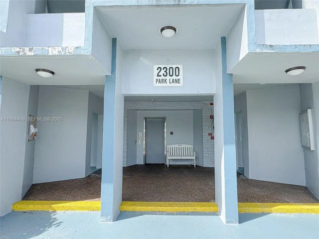4 of 50 - 2300 Park Lane #105, Hollywood, FL
