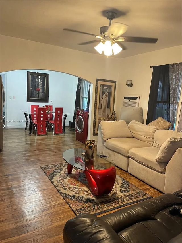 4 of 10 - 404 Nw 23rd Court, Miami, FL