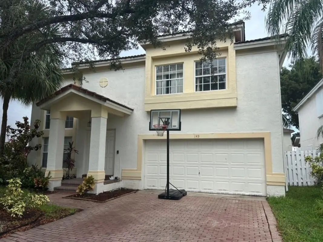 143 Gables Boulevard, Weston