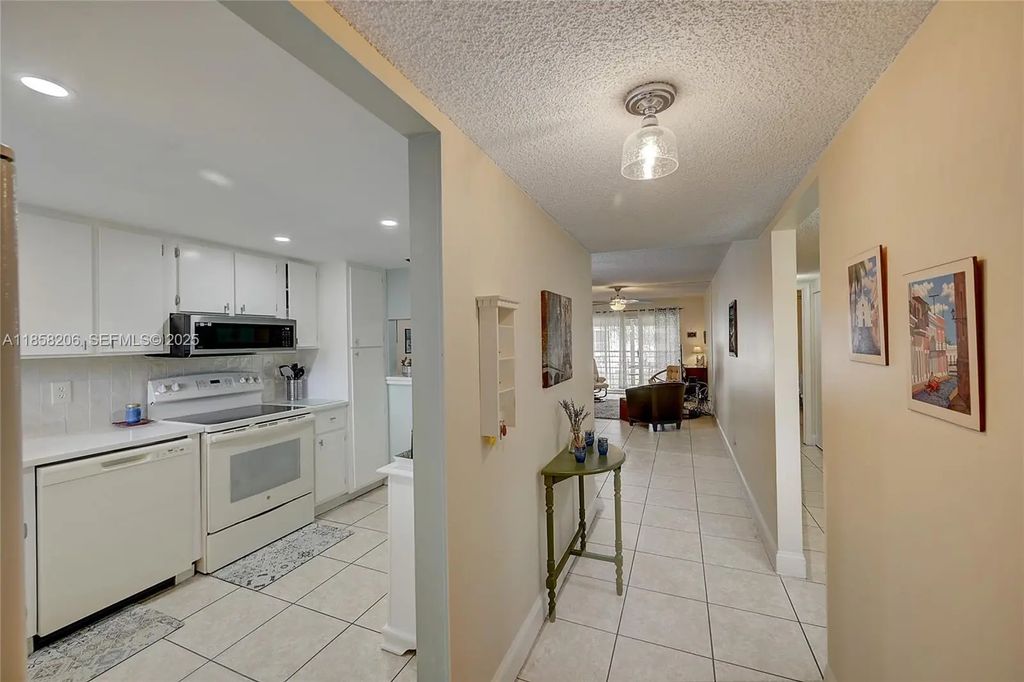 3186 Via Poinciana #203, Lake Worth