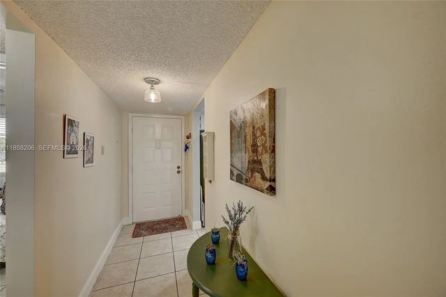 2 of 30 - 3186 Via Poinciana #203, Lake Worth, FL