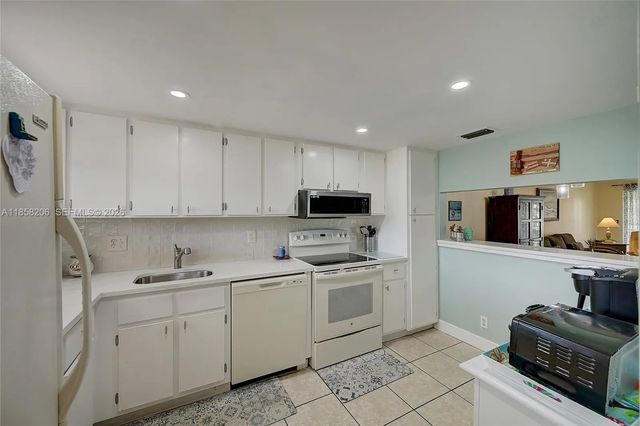 3 of 30 - 3186 Via Poinciana #203, Lake Worth, FL