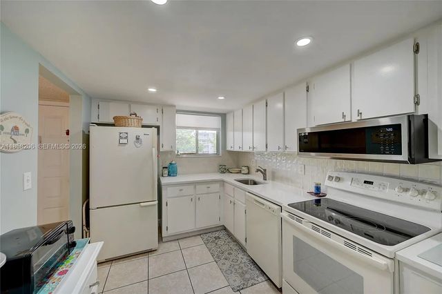 4 of 30 - 3186 Via Poinciana #203, Lake Worth, FL