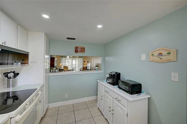5 of 30 - 3186 Via Poinciana #203, Lake Worth, FL