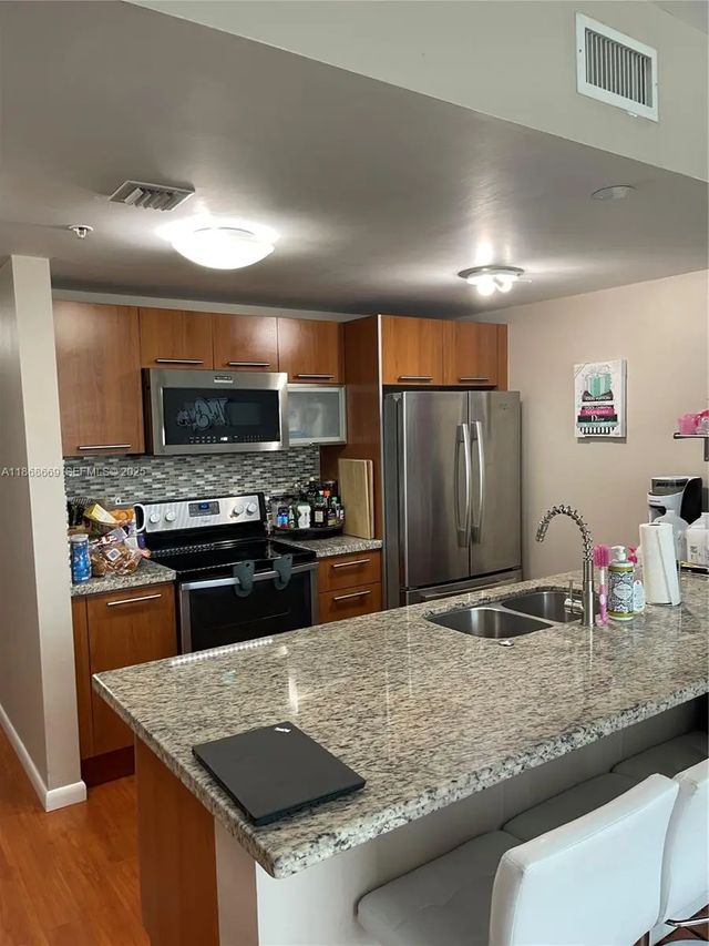 5 of 38 - 3000 Ne 188th Street #706, Aventura, FL
