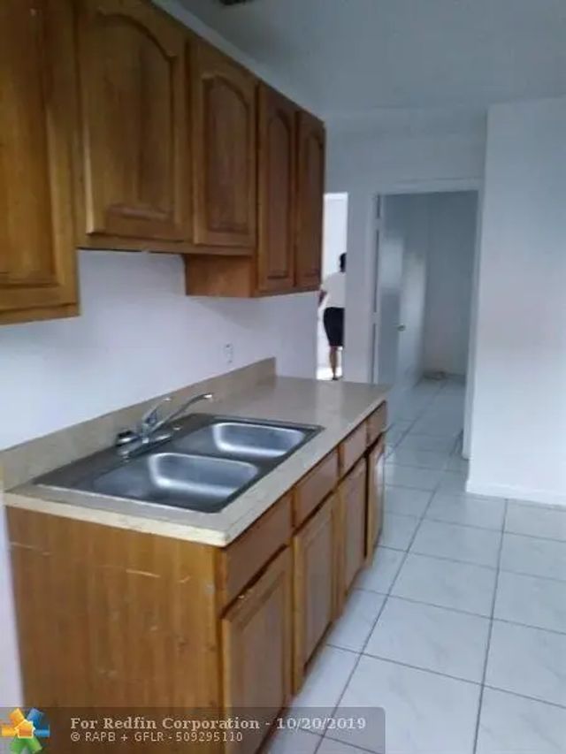 5 of 6 - 2721 Avenue Avenue S #a1, Riviera Beach, FL