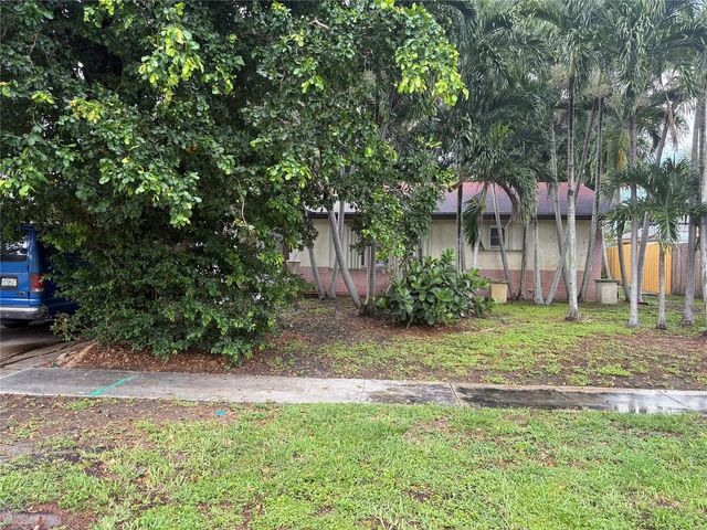2 of 28 - 2109 Pinehurst Drive, West Palm Beach, FL