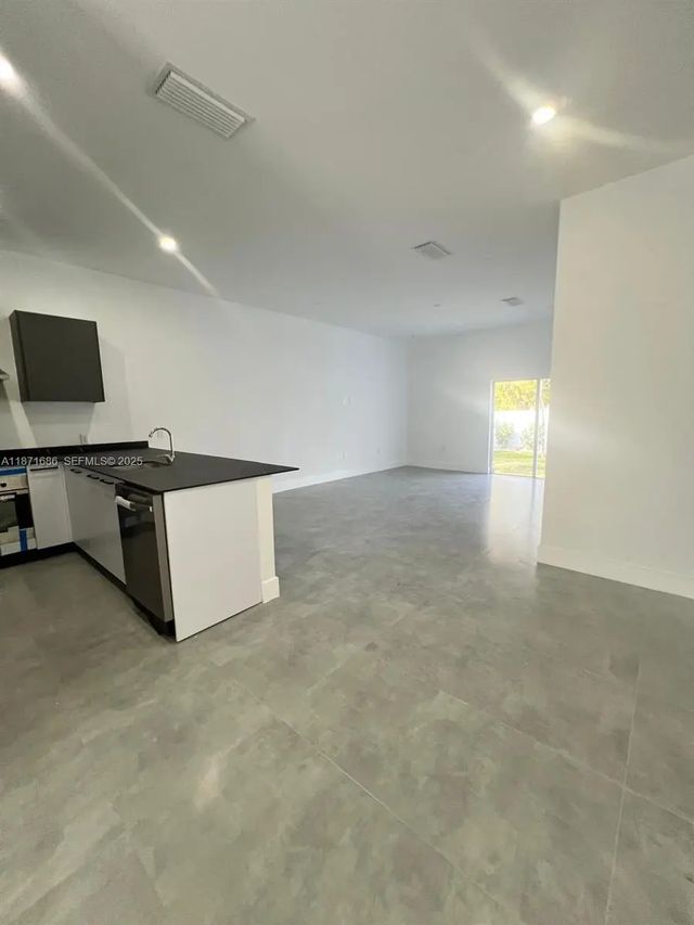 4 of 28 - 2421 Nw 23rd Lane, Fort Lauderdale, FL