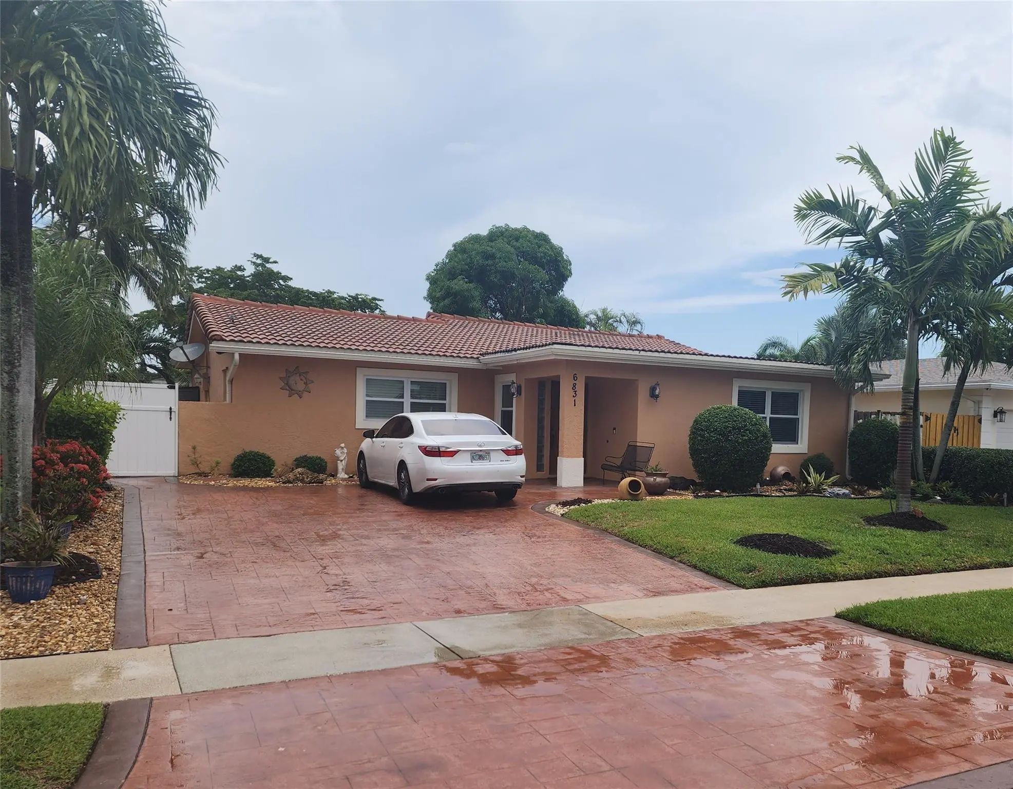 6831 Nw 81st Place, Tamarac