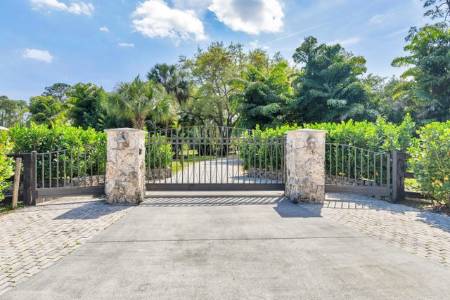 Photo of Listing #R11121102