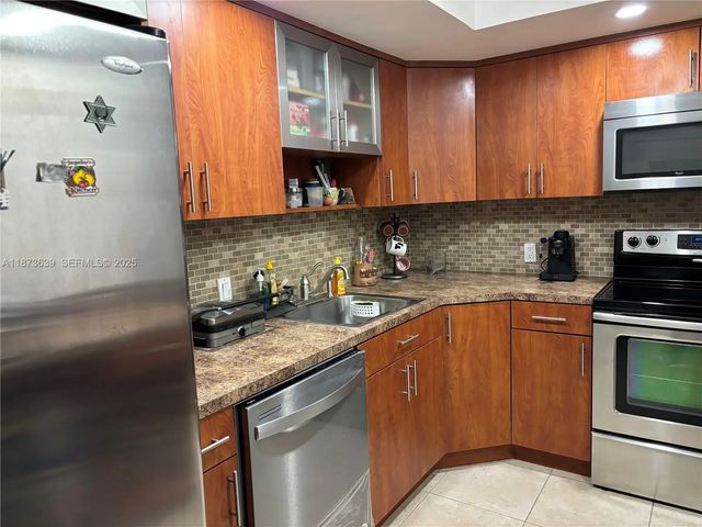 3 of 37 - 3475 N Country Club Drive #116, Aventura, FL