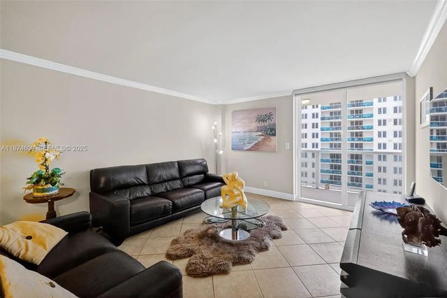3 of 19 - 2401 Collins Avenue #1005, Miami Beach, FL