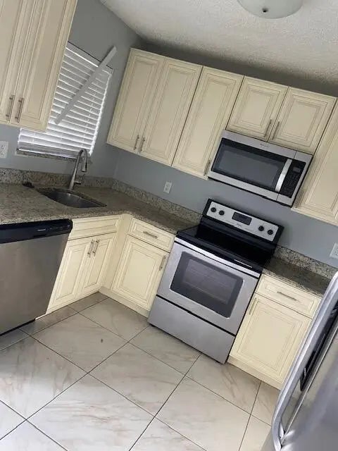 Photo of Listing #R11122880