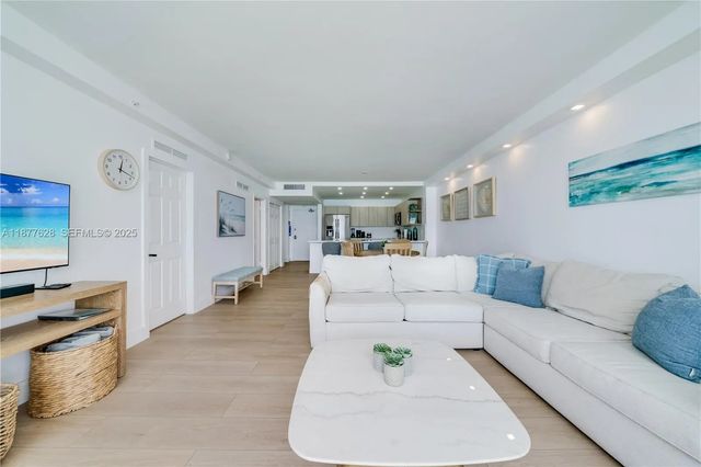 5 of 32 - 5601 Collins Avenue #1011, Miami Beach, FL