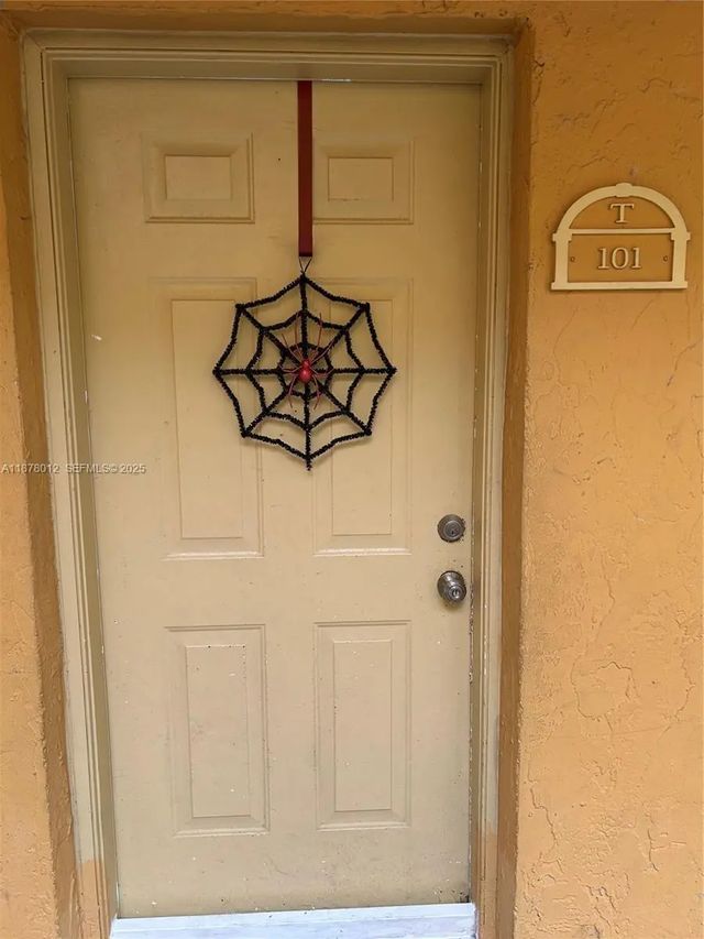 17901 Nw 68th Avenue #t101, Hialeah