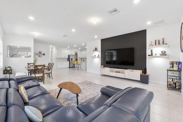 Photo of Listing #R11124061