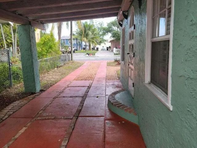 4 of 30 - 121 S B Street, Lake Worth Beach, FL