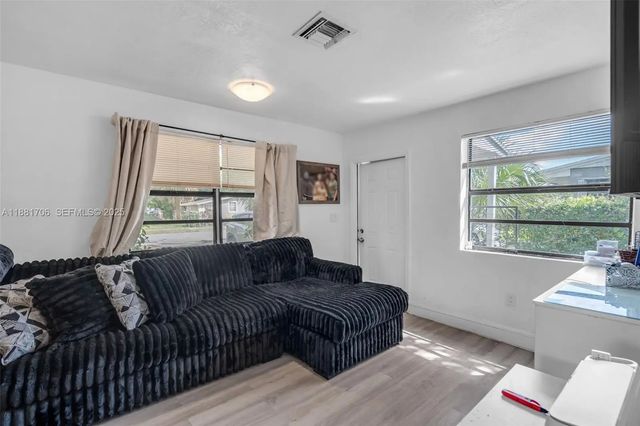 5 of 30 - 3380 Nw 8th Place, Lauderhill, FL