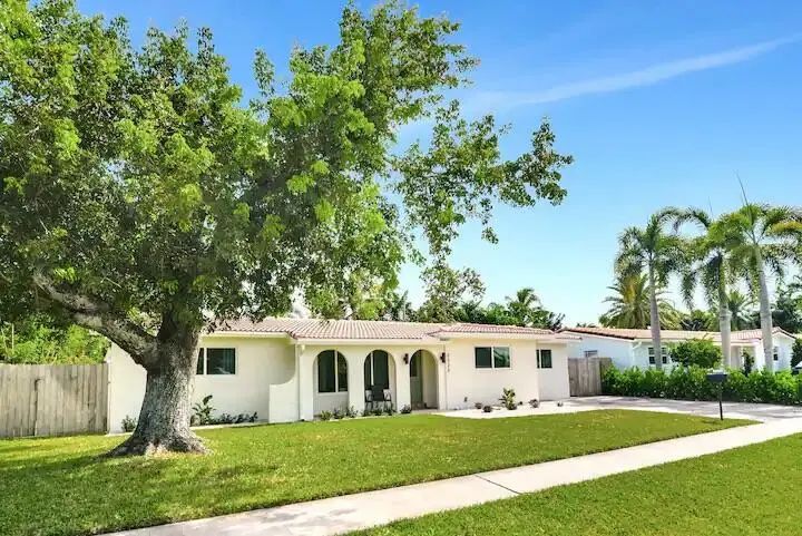 2320 Ne 51 Street, Lighthouse Point