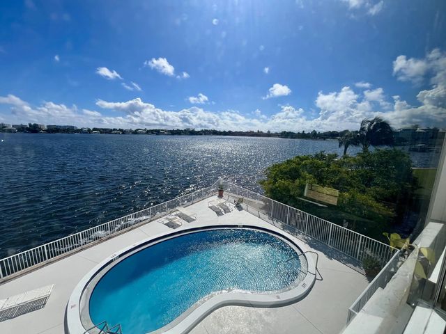 301 Croton Avenue #305, Lantana
