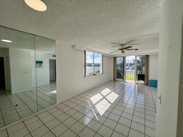 4 of 27 - 301 Croton Avenue #305, Lantana, FL