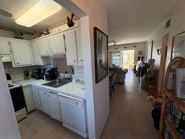 3 of 32 - 3506 Nw 49th Avenue #604, Lauderdale Lakes, FL