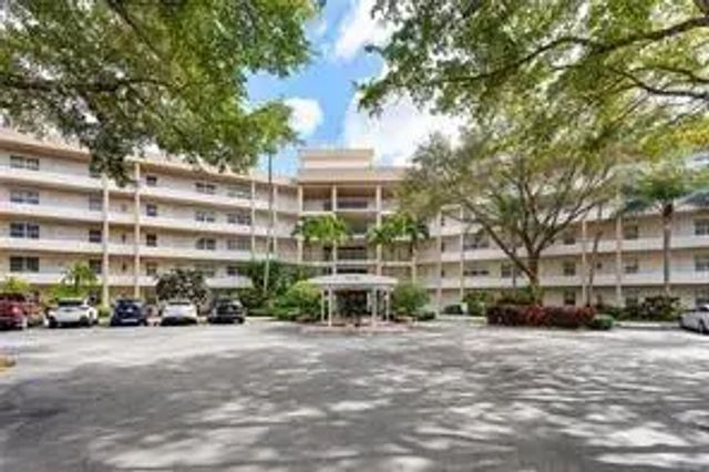 3800 Oaks Clubhouse Drive #110, Pompano Beach