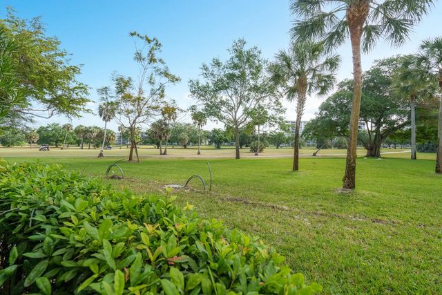 5 of 57 - 3800 Oaks Clubhouse Drive #110, Pompano Beach, FL