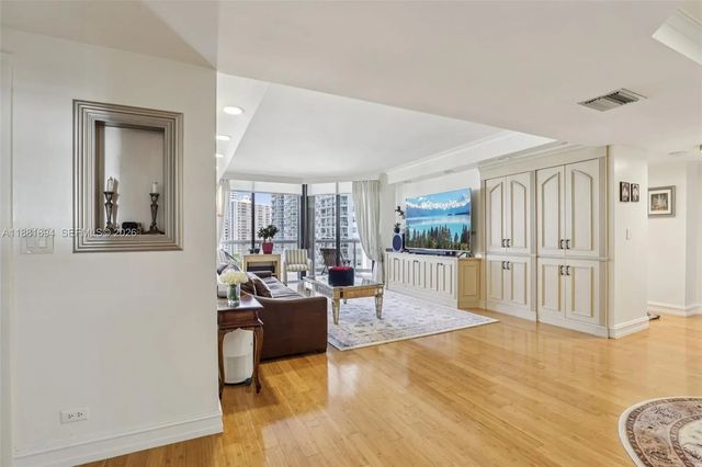 4 of 29 - 20191 E Country Club Drive #1102, Aventura, FL