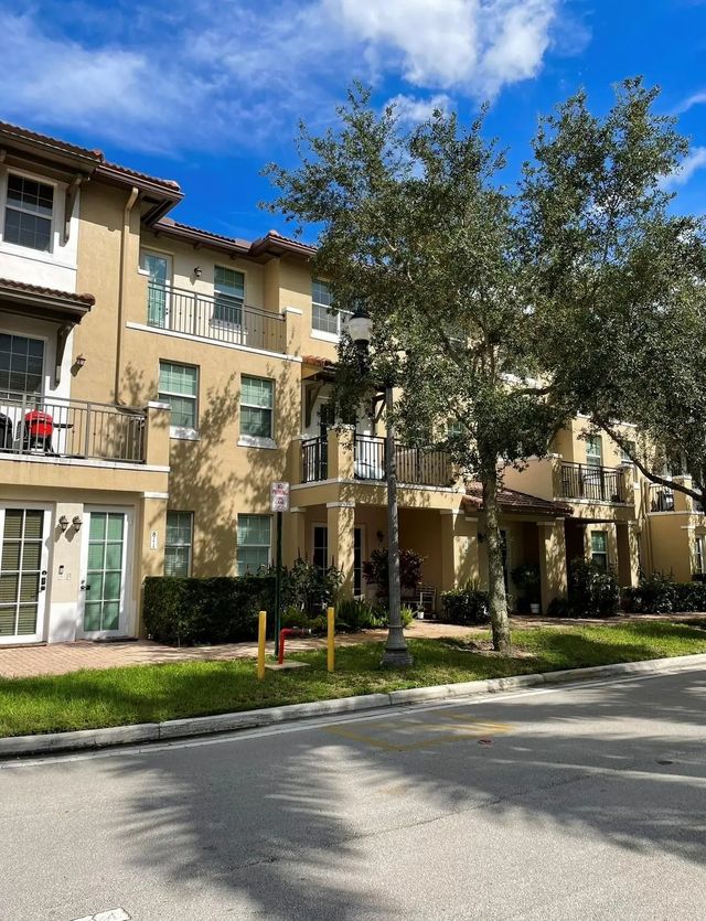 4 of 38 - 817 Sw 147th Avenue #1404, Pembroke Pines, FL