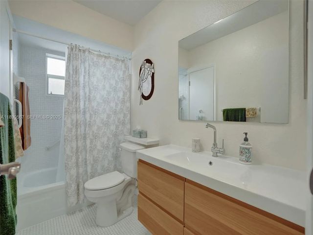 2 of 32 - 3506 Nw 49th Avenue #508, Lauderdale Lakes, FL